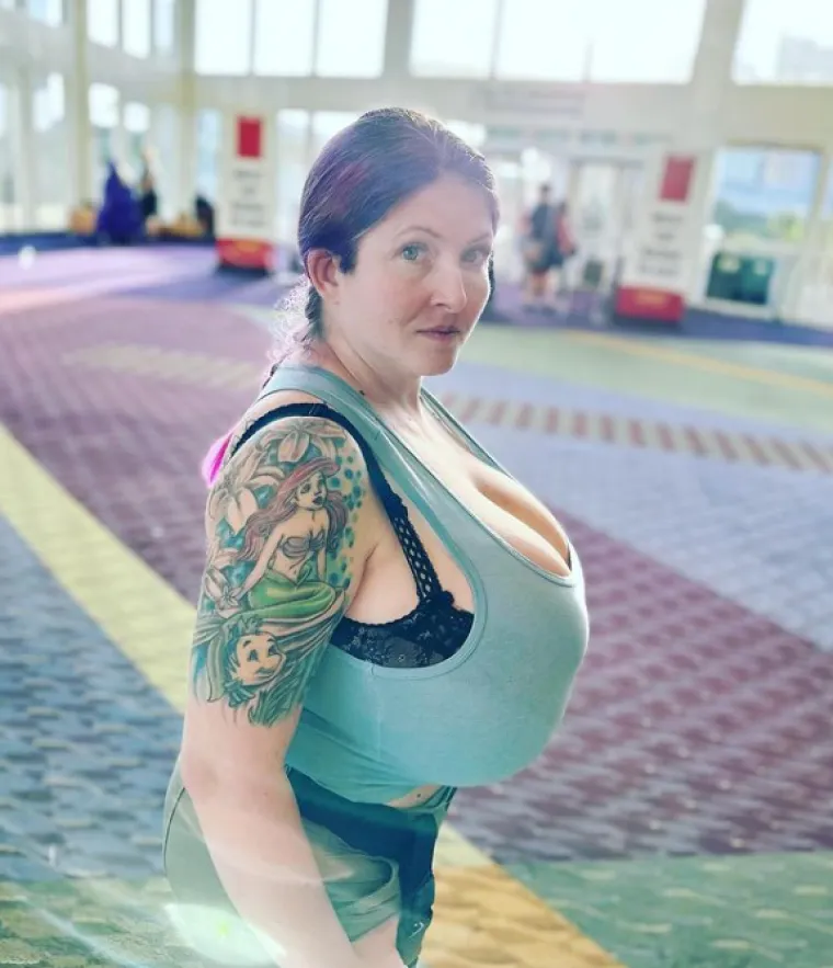 Ono kad želi&scaron; ukrotiti abnormalno masivne grudi: U njenom je slučaju svaki poku&scaron;aj unaprijed osuđen na propast