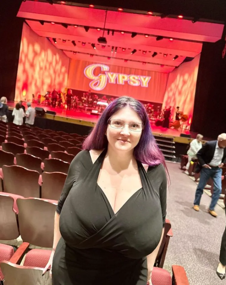 Ono kad želi&scaron; ukrotiti abnormalno masivne grudi: U njenom je slučaju svaki poku&scaron;aj unaprijed osuđen na propast