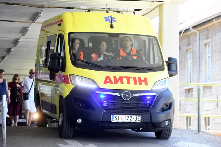 FOTO Od Bjelovara preko Karlovca pa do Splita. Vozači Hitne u 12 sati upalili sirene kao podršku svom kolegi