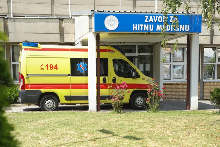 FOTO Od Bjelovara preko Karlovca pa do Splita. Vozači Hitne u 12 sati upalili sirene kao podršku svom kolegi