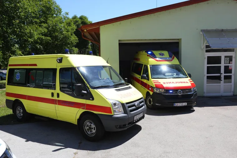 FOTO Od Bjelovara preko Karlovca pa do Splita. Vozači Hitne u 12 sati upalili sirene kao podršku svom kolegi