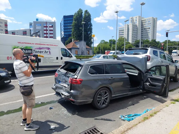 FOTO Na križanju Heinzelove i Vukovarske ZET-ov autobus pokosio aute. Neslužbeno: Otkazale mu kočnice?