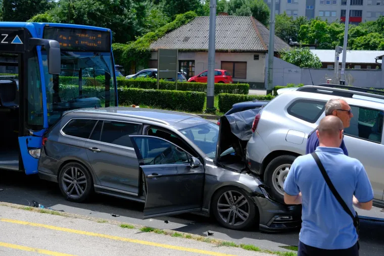 FOTO Na križanju Heinzelove i Vukovarske ZET-ov autobus pokosio aute. Neslužbeno: Otkazale mu kočnice?