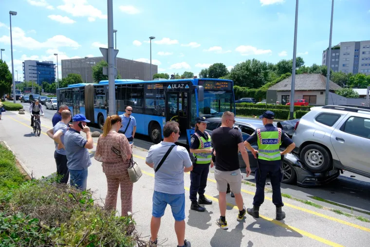 FOTO Na križanju Heinzelove i Vukovarske ZET-ov autobus pokosio aute. Neslužbeno: Otkazale mu kočnice?