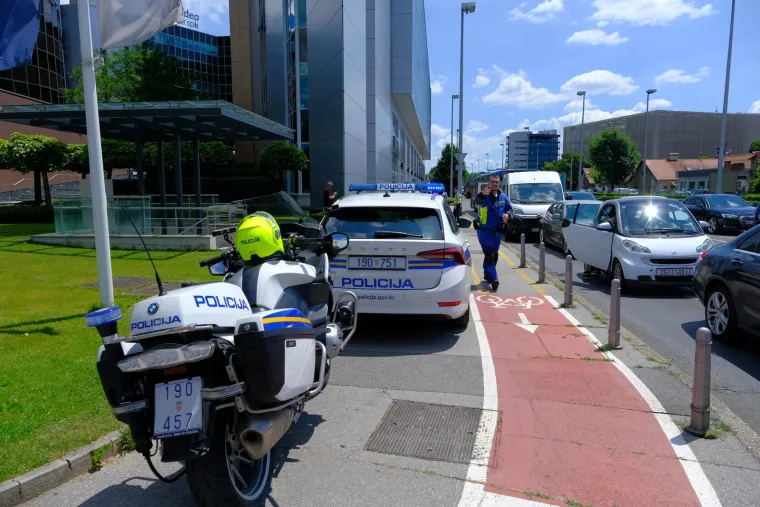 FOTO Na križanju Heinzelove i Vukovarske ZET-ov autobus pokosio aute. Neslužbeno: Otkazale mu kočnice?