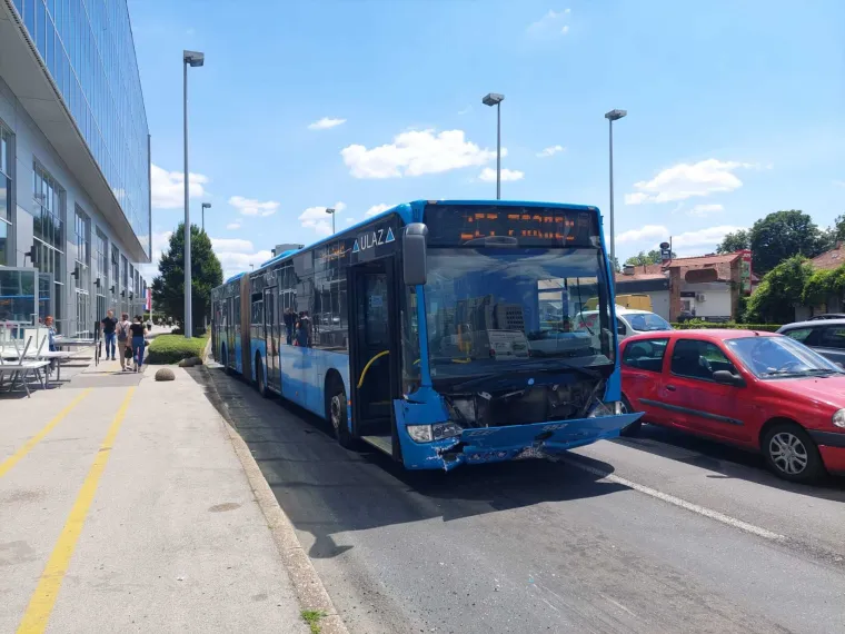 FOTO Na križanju Heinzelove i Vukovarske ZET-ov autobus pokosio aute. Neslužbeno: Otkazale mu kočnice?