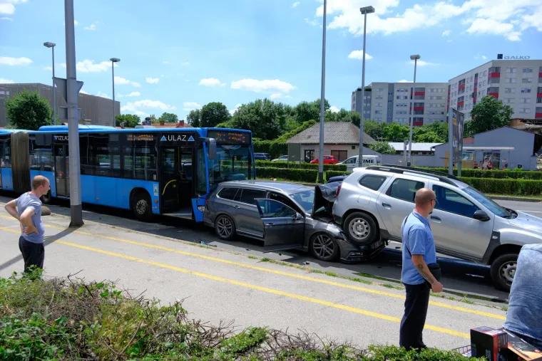 FOTO Na križanju Heinzelove i Vukovarske ZET-ov autobus pokosio aute. Neslužbeno: Otkazale mu kočnice?
