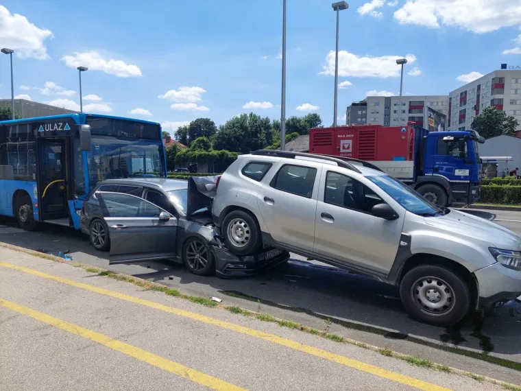 FOTO Na križanju Heinzelove i Vukovarske ZET-ov autobus pokosio aute. Neslužbeno: Otkazale mu kočnice?