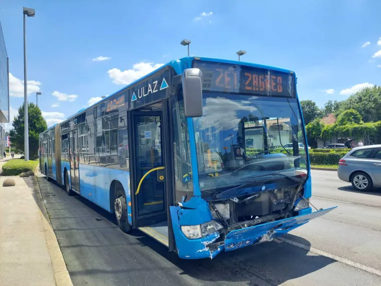 FOTO Na križanju Heinzelove i Vukovarske ZET-ov autobus pokosio aute. Neslužbeno: Otkazale mu kočnice?