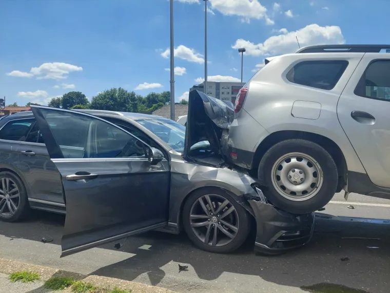 FOTO Na križanju Heinzelove i Vukovarske ZET-ov autobus pokosio aute. Neslužbeno: Otkazale mu kočnice?