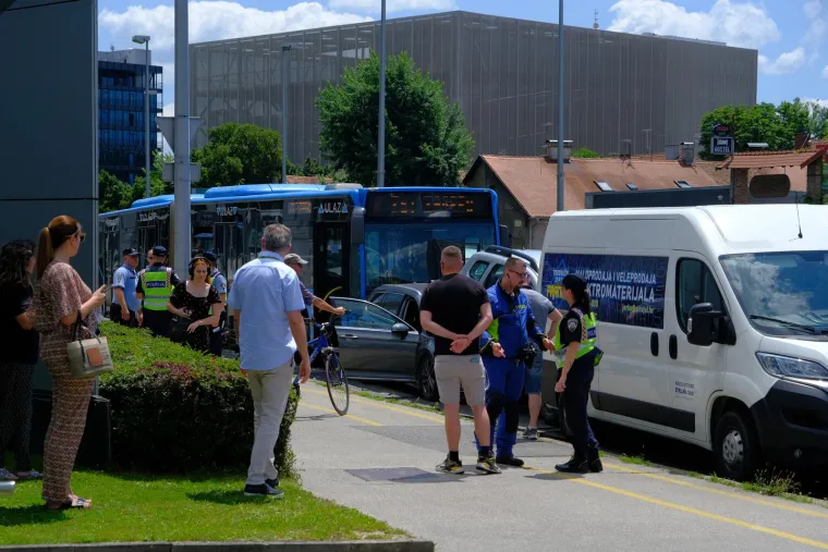 Lančani sudar na jednom od najprometnijih križanja u Zagrebu: ZET-ov autobus pogodio niz automobila