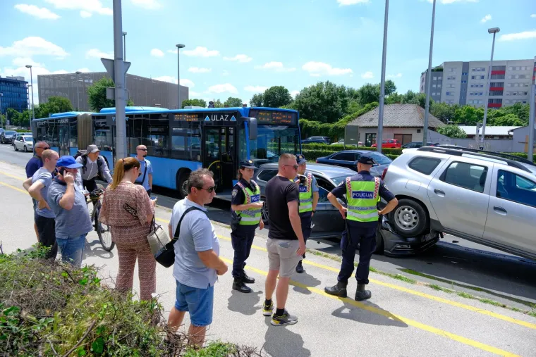 Lančani sudar na jednom od najprometnijih križanja u Zagrebu: ZET-ov autobus pogodio niz automobila