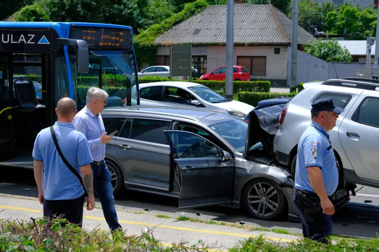 Lančani sudar na jednom od najprometnijih križanja u Zagrebu: ZET-ov autobus pogodio niz automobila