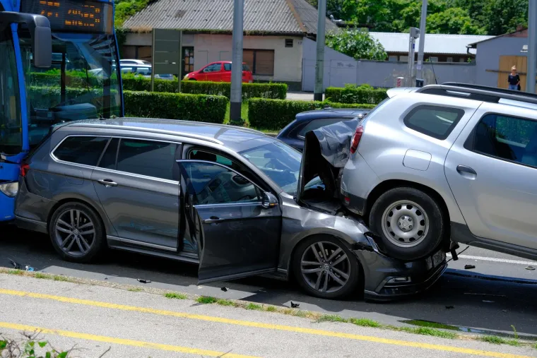 Lančani sudar na jednom od najprometnijih križanja u Zagrebu: ZET-ov autobus pogodio niz automobila