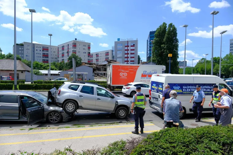 Lančani sudar na jednom od najprometnijih križanja u Zagrebu: ZET-ov autobus pogodio niz automobila