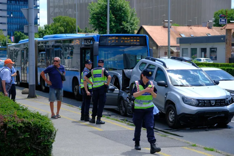 Lančani sudar na jednom od najprometnijih križanja u Zagrebu: ZET-ov autobus pogodio niz automobila