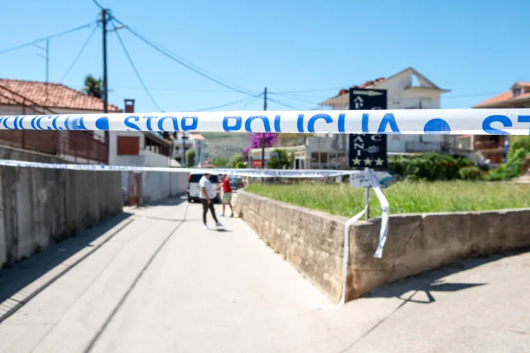 Ovako izgleda Trogir. &Scaron;titovi, duge cijevi, policajci s pancirkama. Traži se bjegunac koji je upucao mu&scaron;karca