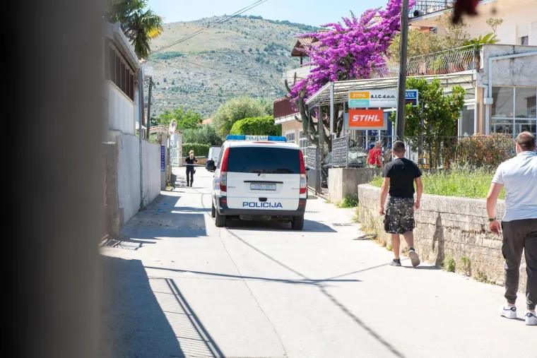 Ovako izgleda Trogir. &Scaron;titovi, duge cijevi, policajci s pancirkama. Traži se bjegunac koji je upucao mu&scaron;karca