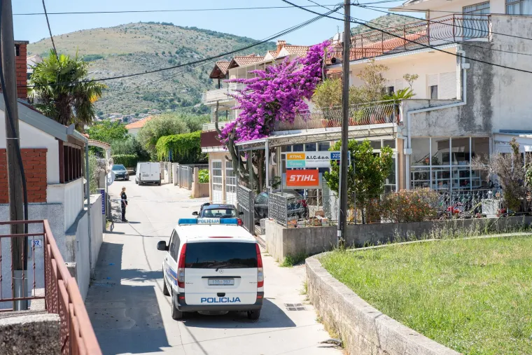 Ovako izgleda Trogir. &Scaron;titovi, duge cijevi, policajci s pancirkama. Traži se bjegunac koji je upucao mu&scaron;karca