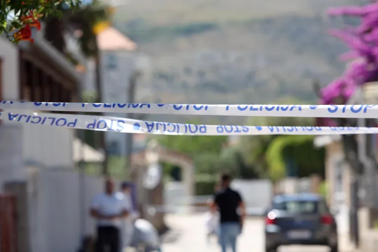Ovako izgleda Trogir. &Scaron;titovi, duge cijevi, policajci s pancirkama. Traži se bjegunac koji je upucao mu&scaron;karca