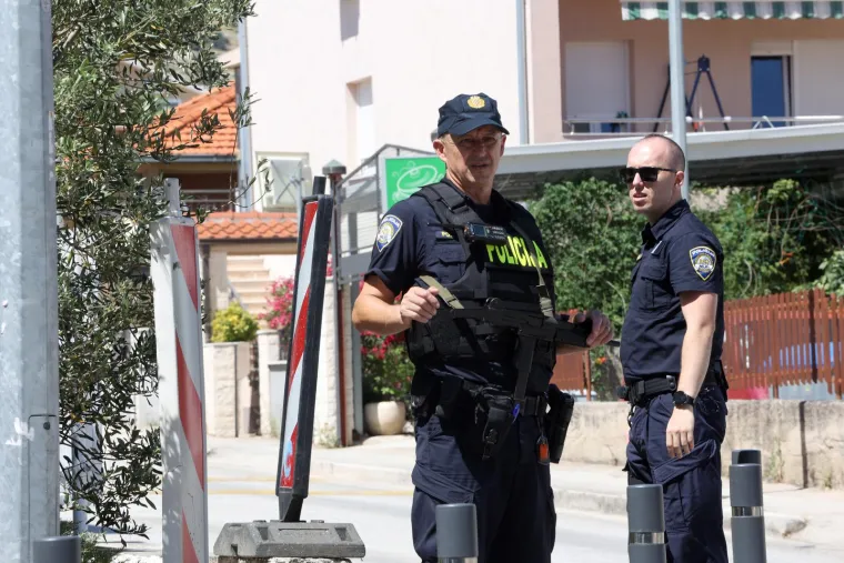 Ovako izgleda Trogir. &Scaron;titovi, duge cijevi, policajci s pancirkama. Traži se bjegunac koji je upucao mu&scaron;karca