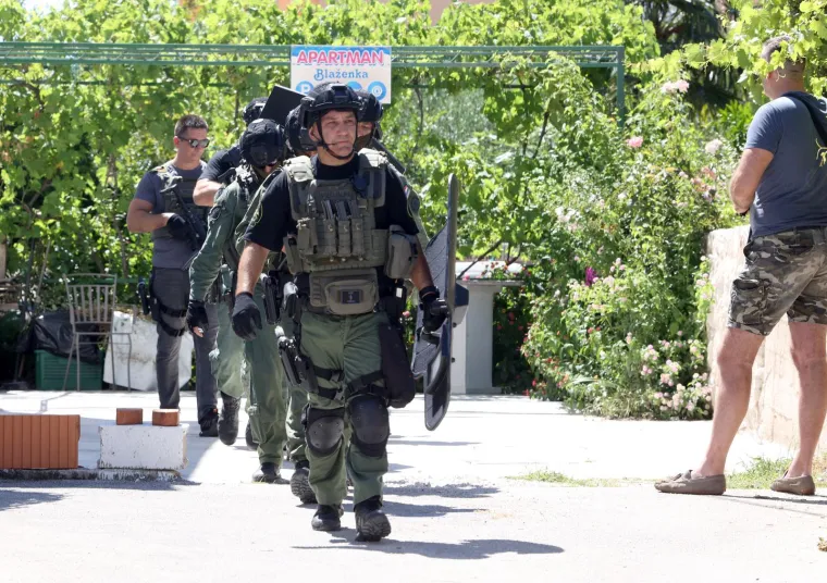 Ovako izgleda Trogir. &Scaron;titovi, duge cijevi, policajci s pancirkama. Traži se bjegunac koji je upucao mu&scaron;karca