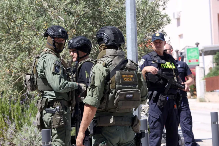 Ovako izgleda Trogir. &Scaron;titovi, duge cijevi, policajci s pancirkama. Traži se bjegunac koji je upucao mu&scaron;karca