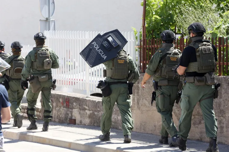 Ovako izgleda Trogir. &Scaron;titovi, duge cijevi, policajci s pancirkama. Traži se bjegunac koji je upucao mu&scaron;karca