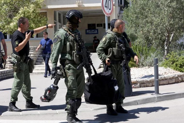 Ovako izgleda Trogir. &Scaron;titovi, duge cijevi, policajci s pancirkama. Traži se bjegunac koji je upucao mu&scaron;karca