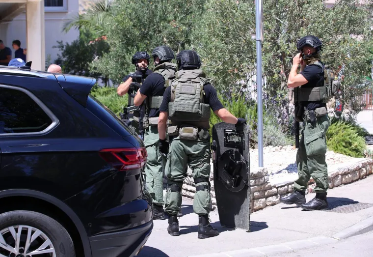 Ovako izgleda Trogir. &Scaron;titovi, duge cijevi, policajci s pancirkama. Traži se bjegunac koji je upucao mu&scaron;karca