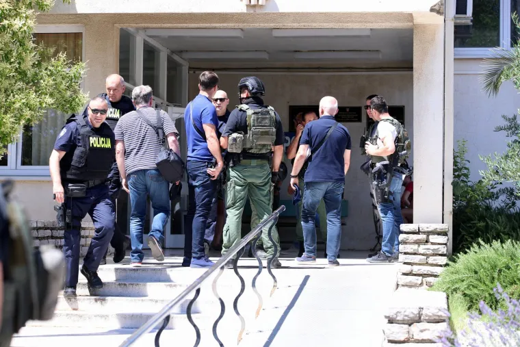 Ovako izgleda Trogir. &Scaron;titovi, duge cijevi, policajci s pancirkama. Traži se bjegunac koji je upucao mu&scaron;karca
