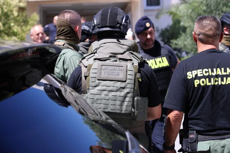 Ovako izgleda Trogir. &Scaron;titovi, duge cijevi, policajci s pancirkama. Traži se bjegunac koji je upucao mu&scaron;karca