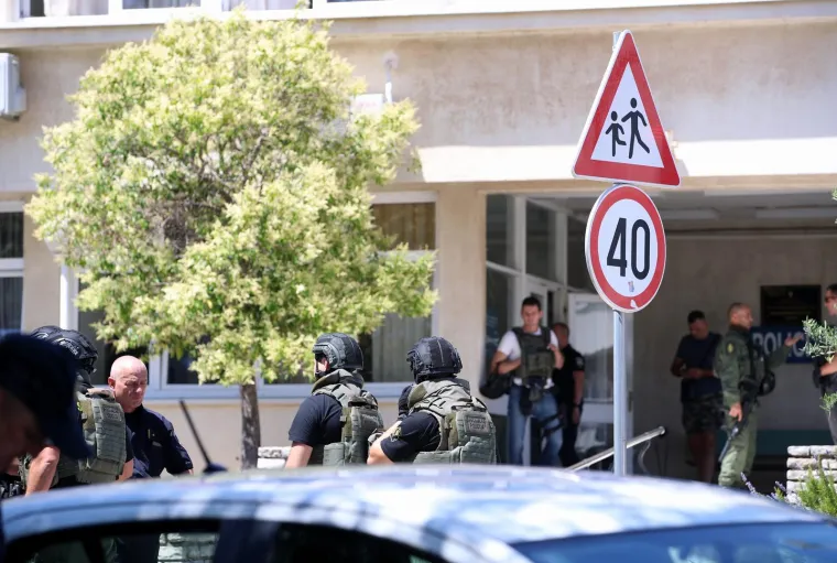 Ovako izgleda Trogir. &Scaron;titovi, duge cijevi, policajci s pancirkama. Traži se bjegunac koji je upucao mu&scaron;karca