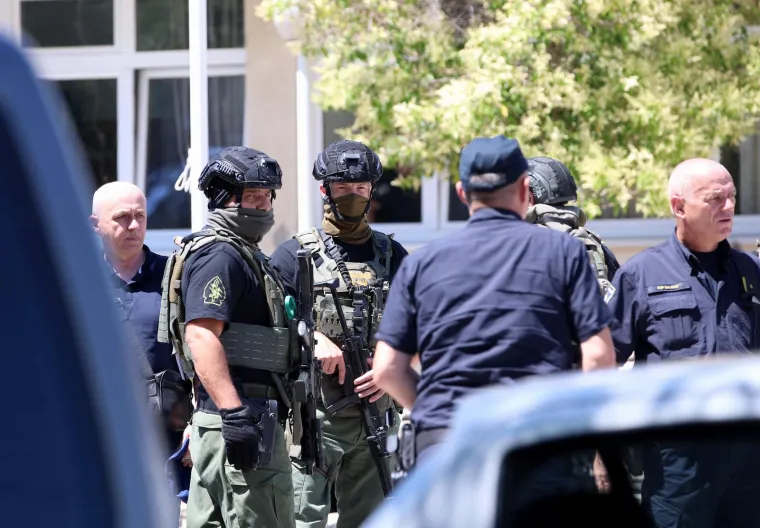 Ovako izgleda Trogir. &Scaron;titovi, duge cijevi, policajci s pancirkama. Traži se bjegunac koji je upucao mu&scaron;karca