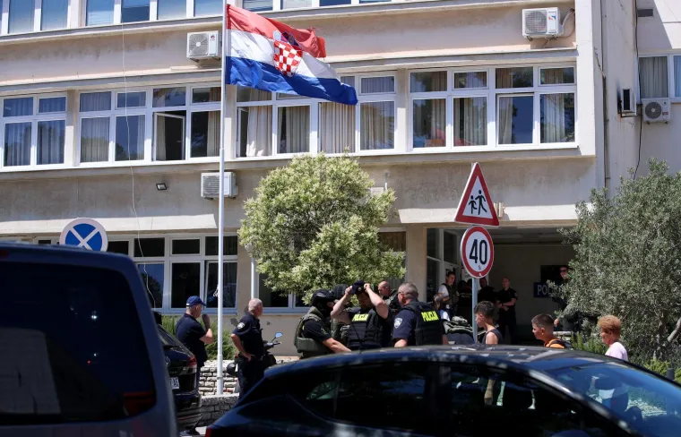 Ovako izgleda Trogir. &Scaron;titovi, duge cijevi, policajci s pancirkama. Traži se bjegunac koji je upucao mu&scaron;karca