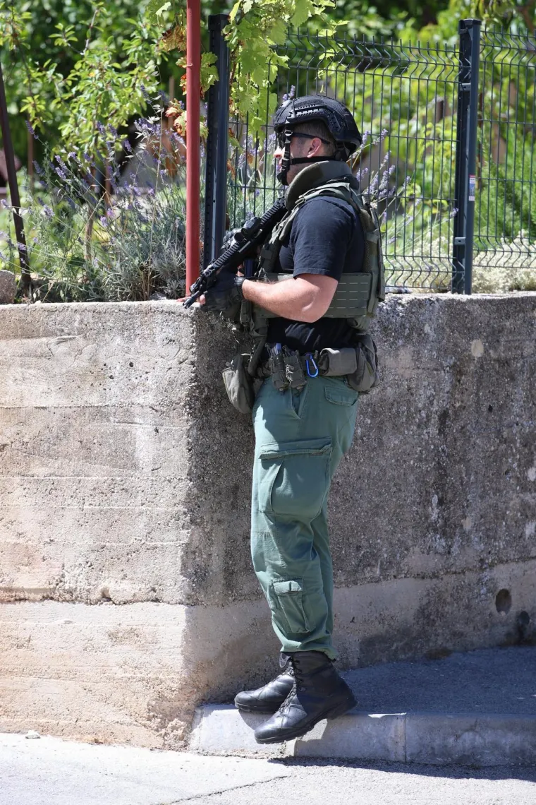 Ovako izgleda Trogir. &Scaron;titovi, duge cijevi, policajci s pancirkama. Traži se bjegunac koji je upucao mu&scaron;karca