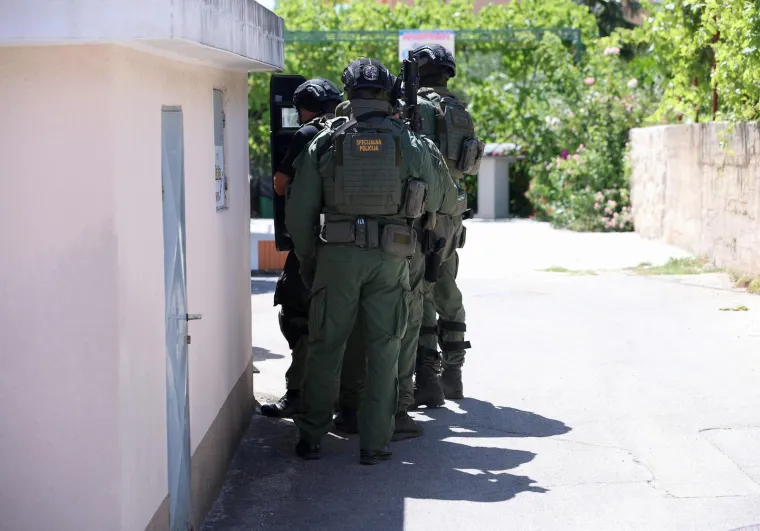 Ovako izgleda Trogir. &Scaron;titovi, duge cijevi, policajci s pancirkama. Traži se bjegunac koji je upucao mu&scaron;karca
