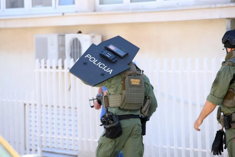 Ovako izgleda Trogir. &Scaron;titovi, duge cijevi, policajci s pancirkama. Traži se bjegunac koji je upucao mu&scaron;karca