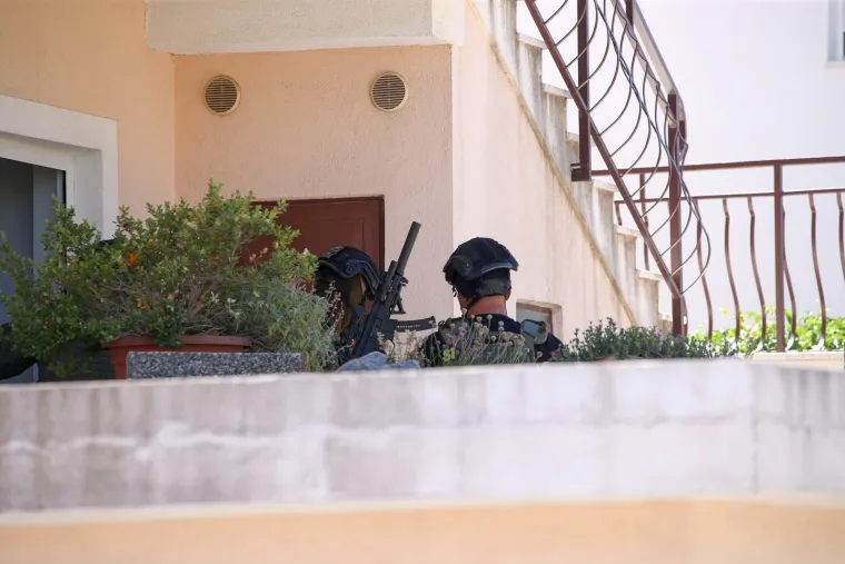Ovako izgleda Trogir. &Scaron;titovi, duge cijevi, policajci s pancirkama. Traži se bjegunac koji je upucao mu&scaron;karca