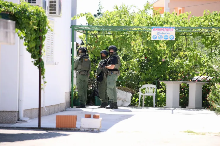Ovako izgleda Trogir. &Scaron;titovi, duge cijevi, policajci s pancirkama. Traži se bjegunac koji je upucao mu&scaron;karca
