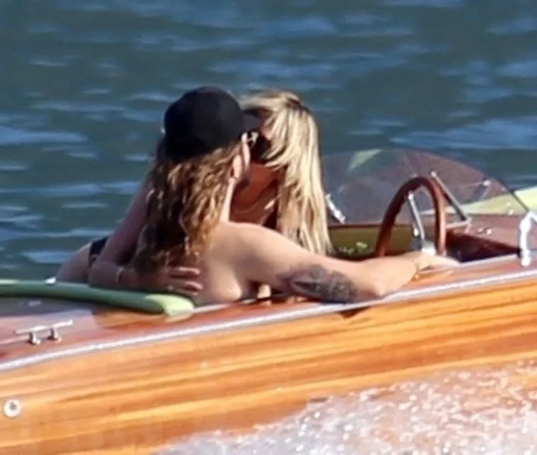 Heidi Klum uhvaćena u našem susjedstvu s mlađahnim suprugom: Zbog jedne fotografije svi joj komentiraju stražnjicu