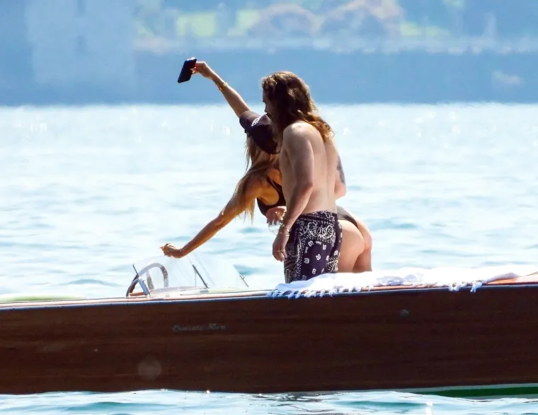 Heidi Klum uhvaćena u na&scaron;em susjedstvu s mlađahnim suprugom: Zbog jedne fotografije svi joj komentiraju stražnjicu