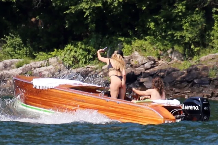 Heidi Klum uhvaćena u na&scaron;em susjedstvu s mlađahnim suprugom: Zbog jedne fotografije svi joj komentiraju stražnjicu