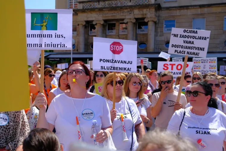Zviždaljke, trube, bubnjevi! Pogledate prosvjednički marš na Markov trg: 'Svi za jednoga, povišica za sve'