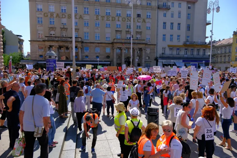 Zviždaljke, trube, bubnjevi! Pogledate prosvjednički marš na Markov trg: 'Svi za jednoga, povišica za sve'