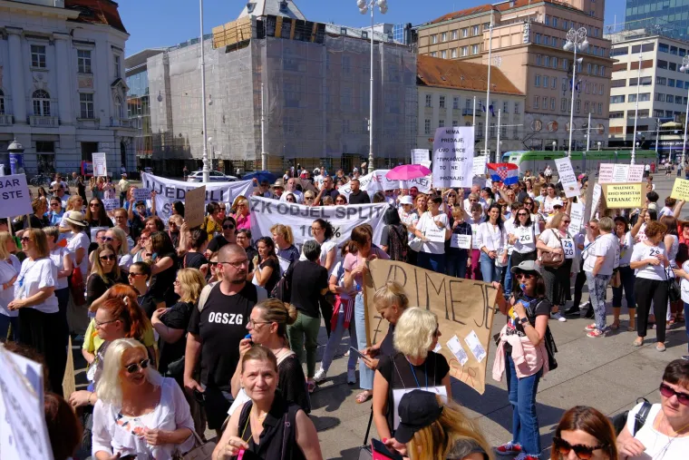 Zviždaljke, trube, bubnjevi! Pogledate prosvjednički marš na Markov trg: 'Svi za jednoga, povišica za sve'
