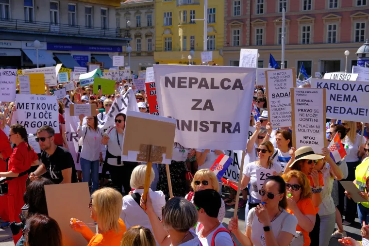 Zviždaljke, trube, bubnjevi! Pogledate prosvjednički marš na Markov trg: 'Svi za jednoga, povišica za sve'