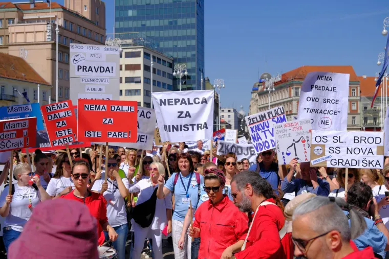 Zviždaljke, trube, bubnjevi! Pogledate prosvjednički marš na Markov trg: 'Svi za jednoga, povišica za sve'