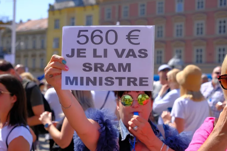 Zviždaljke, trube, bubnjevi! Pogledate prosvjednički marš na Markov trg: 'Svi za jednoga, povišica za sve'