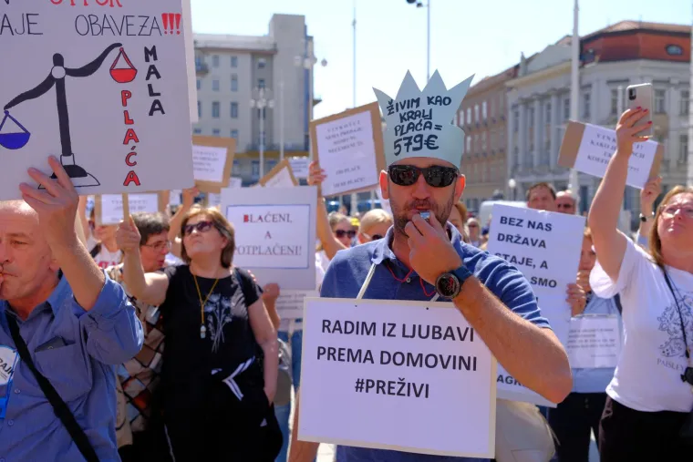 Zviždaljke, trube, bubnjevi! Pogledate prosvjednički marš na Markov trg: 'Svi za jednoga, povišica za sve'